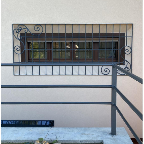 GRATA INFERRIATA in Ferro Battuto . Realizzazioni Personalizzate . Cod. 516