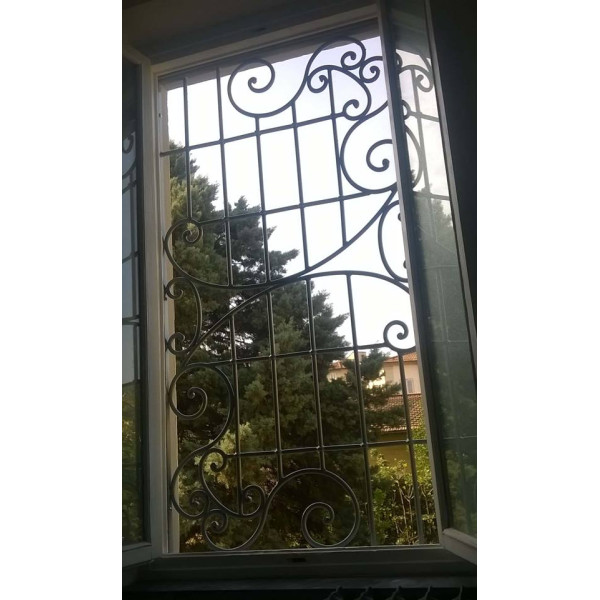 GRATA INFERRIATA in Ferro Battuto . Realizzazioni Personalizzate . Cod. 604
