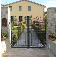 CANCELLO PEDONALE in Ferro Battuto . Realizzazioni Personalizzate . Cod. 066
