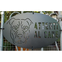 Targa Targhetta Cartello "ATTENTI AL CANE" in ferro . Disegno American Staffordshire Bull . 1782 Targa Targhetta Cartello "ATTENTI AL CANE" in ferro . Disegno American Staffordshire Bull . 1782