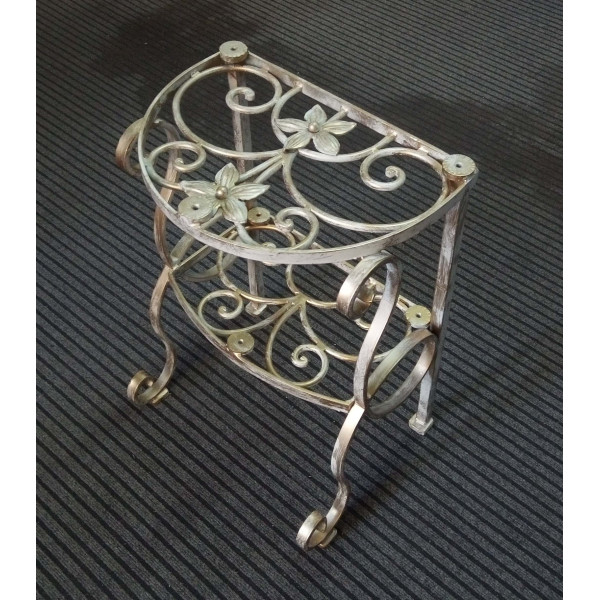 COMODINO in FERRO BATTUTO . Realizzazioni Personalizzate . 1251 COMODINO in FERRO BATTUTO . Realizzazioni Personalizzate . 1251