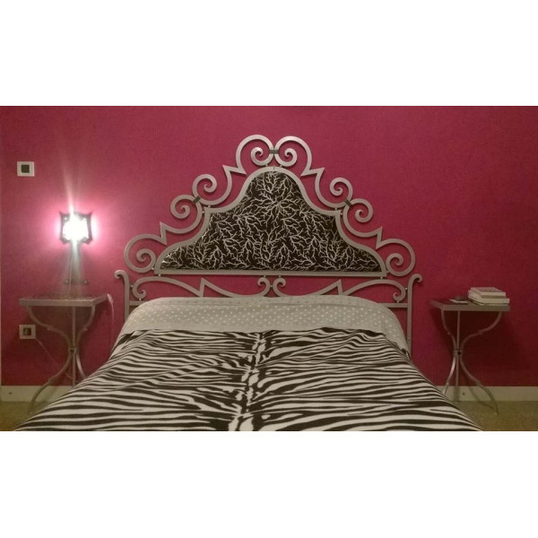 COMODINO in FERRO BATTUTO . Realizzazioni Personalizzate . 878 COMODINO in FERRO BATTUTO . Realizzazioni Personalizzate . 878