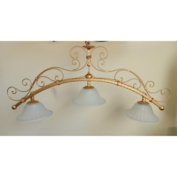 LAMPADARIO BILANCIA in Ferro Battuto . Dimensioni cm 140 x 65 circa . Colore Oro con Vetri . luce classica o domotica compatibile con Alexa e Google . 1055