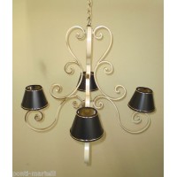 LAMPADARIO in Ferro Battuto . Dimensioni cm 66 x 46 circa . Colore Avorio e Oro . 265