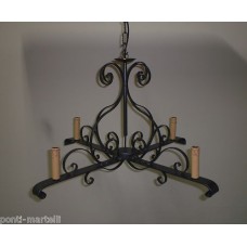 LAMPADARIO in Ferro Battuto . Dimensioni cm 75  x h 44  circa . Colore Ferro  . 4 Luci con Candele .  276