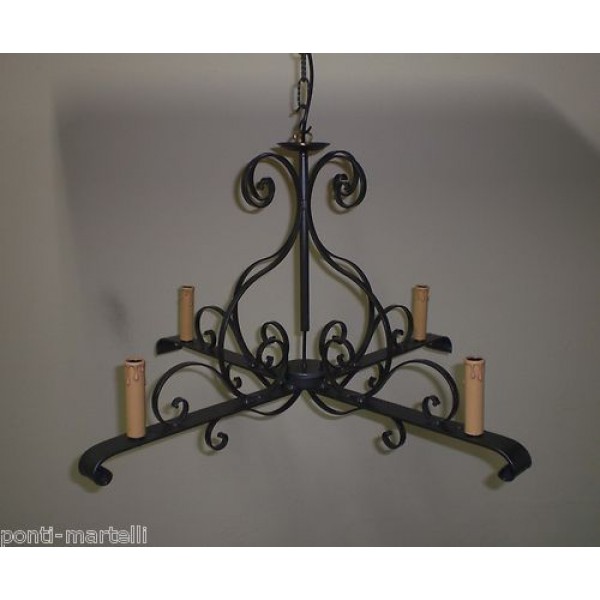 LAMPADARIO in Ferro Battuto . Dimensioni cm 75  x h 44  circa . Colore Ferro  . 4 Luci con Candele .  276