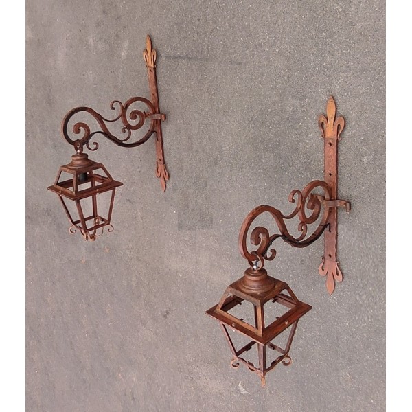 Wrought Iron Lantern. Personalised Executions. 1562