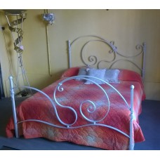 LETTO in FERRO BATTUTO . Matrimoniale . Testiera e Pediera. Colore Bianco. 989